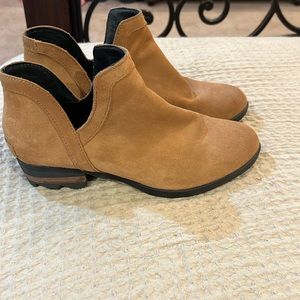 Women’s Sorel booties.